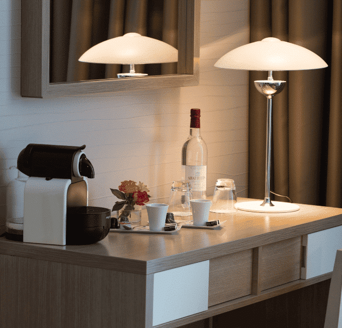 équipement chambres hôtel bureau machine à café coffre fort