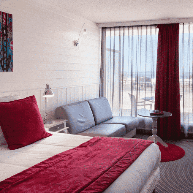 chambre deluxe lit salon terrasse vue mer arcachon hôtel