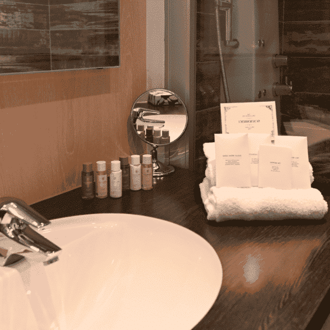 lavabo bois design chambre hôtel arcachon