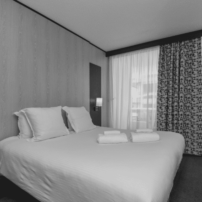 chambre hôtel peignoirs serviettes confort