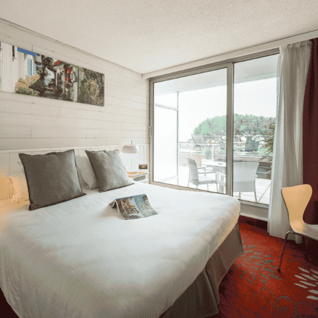 grand lit mobilier design accès terrasse vue mer hôtel