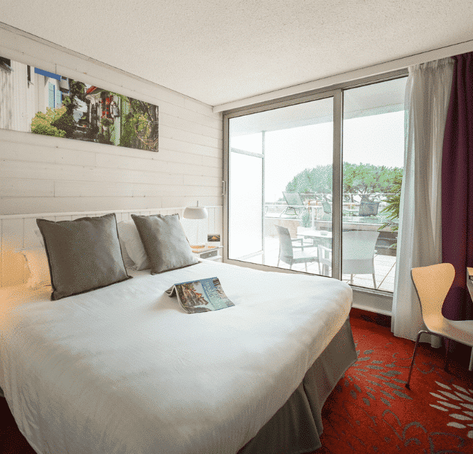 grand lit mobilier design accès terrasse vue mer hôtel