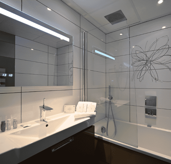 salle de bain baignoire grand lavabo chambre luxe hôtel point france arcachon
