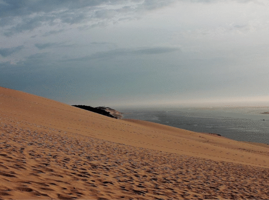Vue apaisante depuis la Dune du Pilat sur l'océan, un cadre naturel propice à un séjour de détente absolue à Arcachon