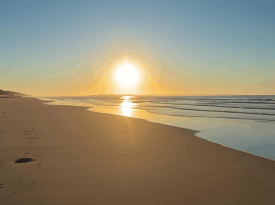 Vaste plage d'Arcachon en septembre, baignée par la lumière dorée du soleil de fin de journée, offrant un sentiment de tranquillité
