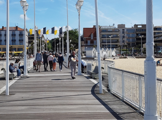 Promenade en famille sur la jetée Thiers à Arcachon en bord de mer, une idée d'activité idéale pour des vacances de Pâques